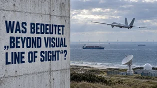 Eine maritime Langstreckendrohne fliegt vor der Küste über einem Schifffahrtsweg; links steht der Titel „Was bedeutet ‚Beyond Visual Line of Sight‘?“ auf einer Betonwand.