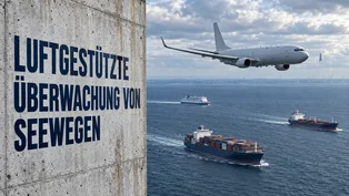 Eine P-8A überwacht Frachter auf Nord- und Ostsee; links steht der Titel „Luftgestützte Überwachung von Seewegen“ auf einer Betonwand.