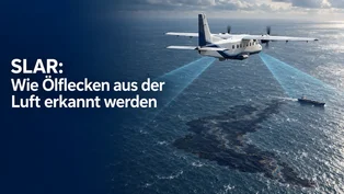 Eine Do 228 LM über der Nordsee; seitliche Radarbereiche markieren eine dunkle Ölspur auf der Wasseroberfläche.