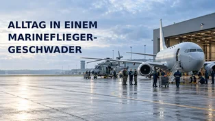 Angehörige eines Marinefliegergeschwaders bereiten auf einem nassen Vorfeld einen Seefernaufklärer und einen Marinehubschrauber für den Flugbetrieb vor.