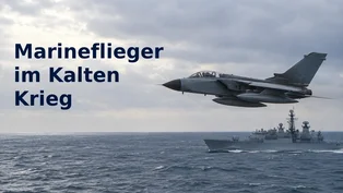 Ein historisch inszenierter Marine-Tornado fliegt tief über einer grauen See; rechts darunter fährt eine Fregatte, links steht der dunkelblaue Titel „Marineflieger im Kalten Krieg“.