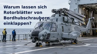 Bordhubschrauber mit nach hinten gefalteten Rotorblättern vor dem Hangar einer Fregatte