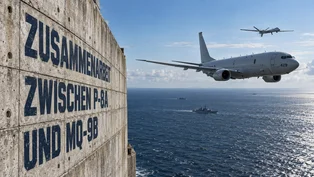 Eine P-8A Poseidon und eine MQ-9B SeaGuardian überwachen gemeinsam einen Seeraum; links steht der Titel perspektivisch auf einer Betonwand.