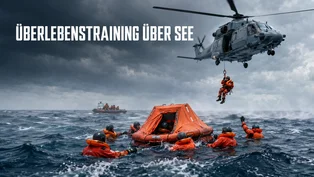 Marineflieger üben in Überlebensanzügen mit einer Rettungsinsel auf bewegter See die Aufnahme durch einen Rettungshubschrauber.