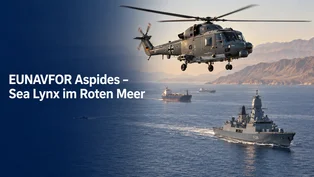 Ein Sea Lynx Mk88A fliegt während EUNAVFOR Aspides über der Fregatte Hessen und einem Handelsschiffskonvoi im Roten Meer.